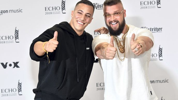 Kontroverzní rappeři na vyhlášení Cen Echo. Vlevo Farid Bang, vpravo Kollegah. Kontroverzní rappeři na vyhlášení Cen Echo. Vlevo Farid Bang, vpravo Kollegah.