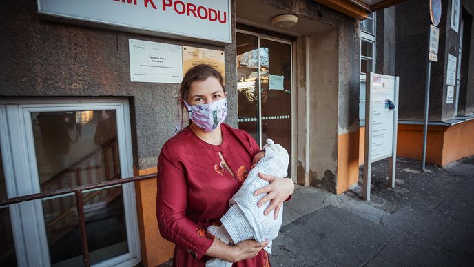 Na vlastní kůži: Rodila jsem pod rouškou