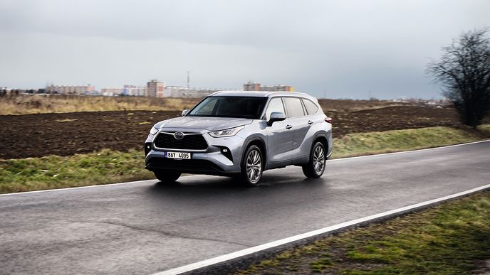 Toyota Highlander je kus auta, na délku měří skoro pět metrů. A taky něco váží – sice o kousek, ale přes dvě tuny se tohle SUV přehouplo.