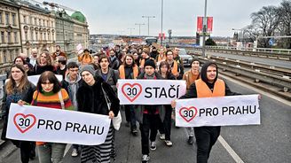 Absurditou proti absurditě. Aktivisté opakovaně blokují dopravu v centru Prahy. Co tím sledují?