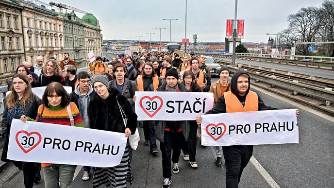 Pochody aktivistů opakovaně blokují dopravu v centru Prahy. Co tím sledují a jaké to má pozadí?