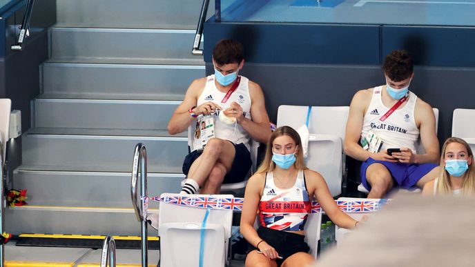 Brit Tom Daley plete ve volném čase na letních olympijských hrách v Tokiu v srpnu 2021