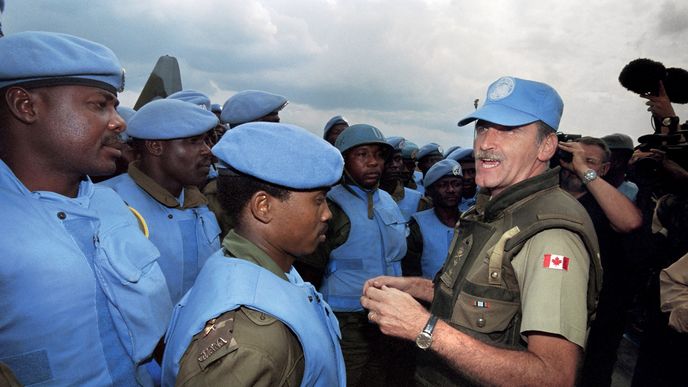 Generál Roméo Dallaire velel v roce 1994 mírové misi UNAMIR ve Rwandě