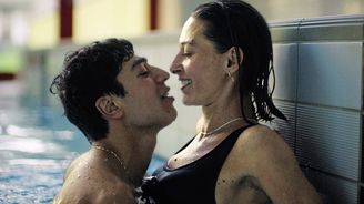 Panička a utečenec: Norské vztahové drama Neříkej mi mami s trofejí z Varů konečně přichází do kin Panička a utečenec: Norské vztahové drama Neříkej mi mami s trofejí z Varů konečně přichází do kin