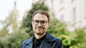 Jde jen o trochu něhy. Oceňovaný prozaik Marek Šindelka po letech přichází s novým románem Jde jen o trochu něhy. Oceňovaný prozaik Marek Šindelka po letech přichází s novým románem