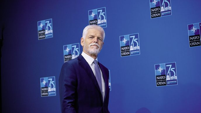 Prezident je i vrchním velitelem ozbrojených sil a z titulu funkce má bezpečnostní i zahraniční politiku tak či tak i ve své agendě Prezident je i vrchním velitelem ozbrojených sil a z titulu funkce má bezpečnostní i zahraniční politiku tak či tak i ve své agendě