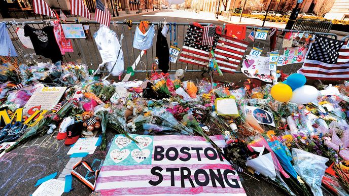 Od 11. září 2001 nic podobného nezažili, a tak jsou emotivní Američané bostonským výbuchem konsternováni. Reagují po svém: koncentrací národních symbolů v ulicích a modlitbami v kostelích.