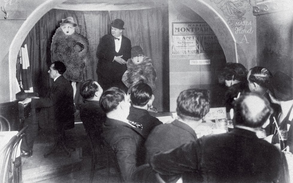 V kabaretu Montmartre se scházela pražská bohéma,  umělci, zpěváci a jiná rozpustilá společnost. Jaroslav Hašek patřil mezi stálé hosty a občas zde i přespával.