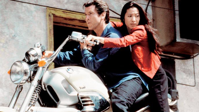 Zítřek nikdy neumírá (1997) Pierce Brosnan měl na svou  exotickou Bond girl trochu pifku, vadilo mu totiž, že moc kope.
