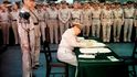Generál MacArthur podepisuje japonskou kapitulaci na palubě bitevní lodi Missouri 2. září 1945
