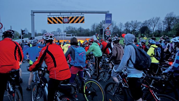 Hlavní atrakce letošní Jarní jízdy Prahou – průjezd tunelem Blanka. V nastalé tlačenici došlo k několika pádům a zraněním,  ale nikoli kvůli vlhkým kabelům.