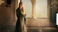 Cersei – arogantní, krutá intrikánka, královna-matka, vdova pro Robertu Baratheonovi, který od Targaryenů vydobyl trůn. Její děti jsou plody incestu s bratrem-dvojčetem Jaimem. Neuváženými kroky proti sobě poštvala kde koho a svou záští inspirovala mnohé fanoušky, aby jí přáli vyvařit se v oleji. Naposledy jsme viděli, jak ji náboženští fanatici donutili jít nahou městem. Už chystá pomstu.