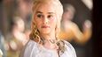 Daenerys – poslední příslušnice rodu Targaryenů, který donedávna říši vládl. Teď je v exilu a sbírá armádu, v jejímž čele by se vrátila domů. Na začátku ji provdali za šéfa nomádské tlupy Dothraků. Drogo ovšem brzy zemřel a z jeho pohřební hranice se Daenerys vynořila se třemi dráčky. S jejich pomocí začíná osvobozovat otroky a dobývat městské státy. Udržet v nich klid ale nezvládá, před nepokoji ji zachránil jeden z draků.