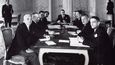 První zasedání protektorátní vlády 27. dubna 1939. Havelka první zprava. V čele sedí předseda vlády Alois Eliáš.