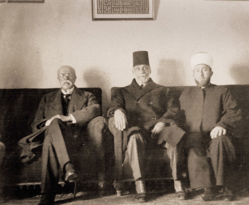 Masaryk se sešel také s představiteli muslimů Kasimem Pašou a muftím Hadž Amínem al-Husajním (vpravo), jenž po letech proslul svými sympatiemi k Hitlerovi a nacismu