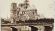 Oprava katedrály kolem roku 1860. Tou dobou si už razil cestu světem jeden z největších románů všech dob – Chrám Matky Boží v Paříži (1831) od Victora Huga.