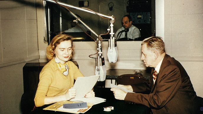 Šéf československé redakce Ferdinand Peroutka se svojí třetí ženou Slávkou u newyorského mikrofonu RFE