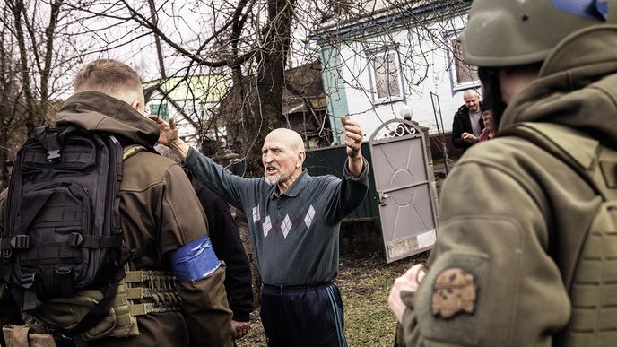 Obyvatel vesnice Nova Basaň vysvětluje ukrajinským vojákům, co všechno zde Rusové napáchali