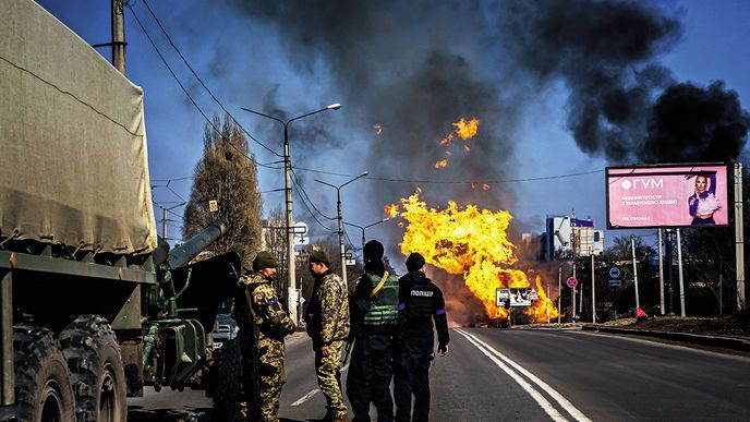 Rusové ničí na Ukrajině infrastrukturu i průmyslové závody (fotografie z bombardování Charkova). Sledují válkou  i nějaké ekonomické zájmy?