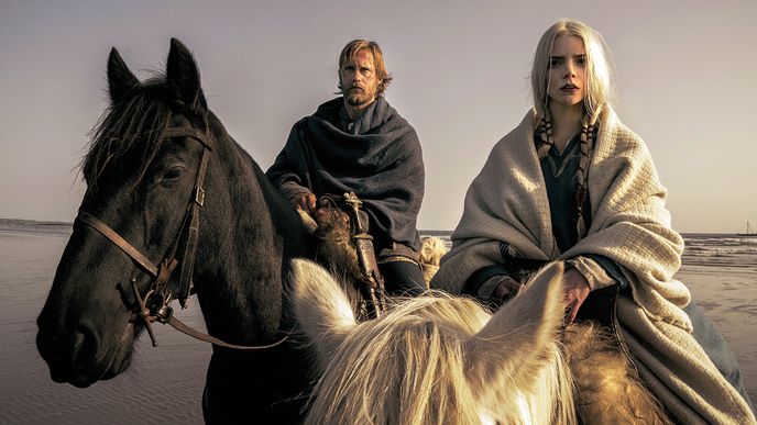 Princ Amleth (Alexander Skarsgård) a Olga z březového lesa (Anya Taylor-Joy) ve chvíli klidu mezi vražděním nepřátel – než je cesta dovede na další křižovatku osudu