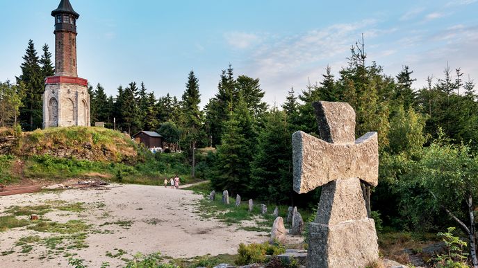 V Jizerských horách u Kořenova někdo rozbil německý kamenný kříž, symbol někdejší odporné propagandy