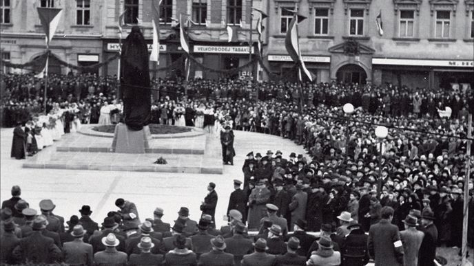 Slavnostní odhalení sochy TGM na prostějovském náměstí v roce 1946