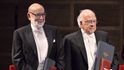 FranÇois Englert a Peter Higgs přebírají Nobelovu cenu
