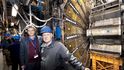 Peter Higgs u obřího urychlovače LHC