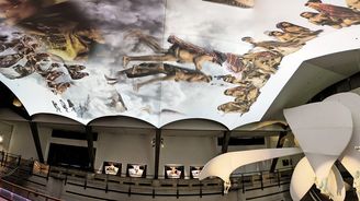 Do nebe: Kam astronauti cestují v raketách, se papuánští Yali Mekové vznášejí prostřednictvím dýmu Do nebe: Kam astronauti cestují v raketách, se papuánští Yali Mekové vznášejí prostřednictvím dýmu