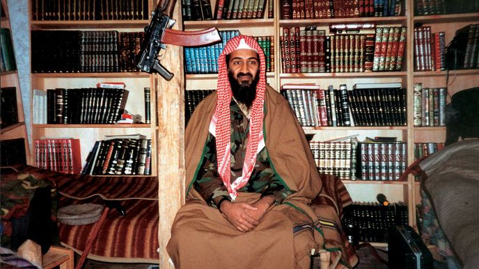 bin Ládin se také rád prezentoval u knih, ale nikdy nesměl chybět jeho samopal.
