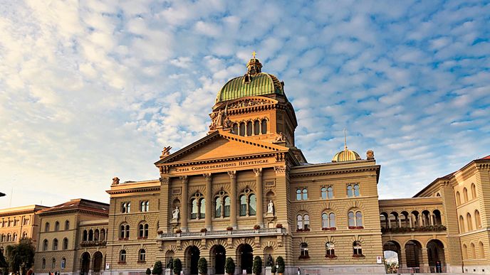 „Federace udržuje své příjmy a výdaje v rovnováze“ – to je základní pravidlo švýcarské ústavy (na snímku tamní parlament)