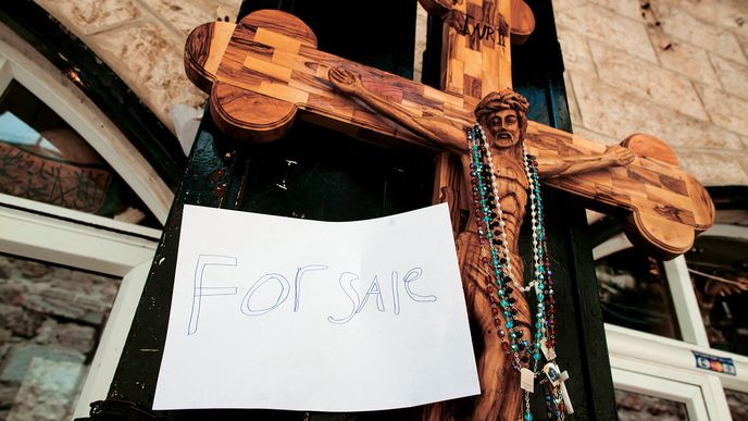 V jednom obchodě místní obchodník měl skutečně speciální nabídku – kříž v lidské velikosti za 500 dolarů