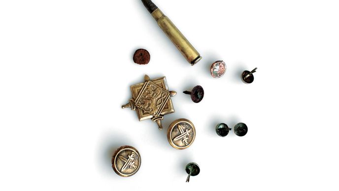 Stříbrný čepicový odznak a knoflíky ze stejnokroje  rotmistra Jana Kubiše