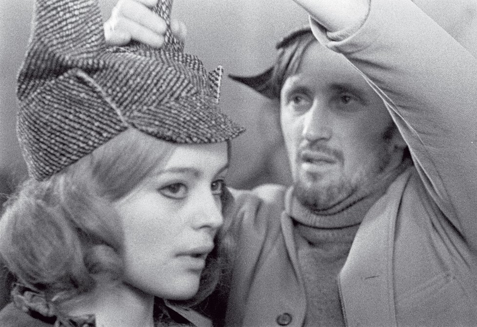 Magda Vášáryová a Juraj Jakubisko při natáčení filmu Vtáčkovia,  siroty a blázni.  Prosinec 1968
