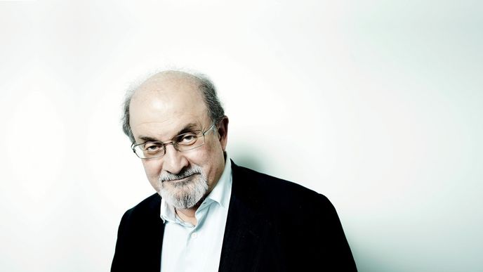 Salman Rushdie pózuje Reflexu v Londýně (v září 2012)