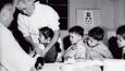 Los Angeles, 1955 Žáci první a druhé třídy školy svaté Vibiany jsou očkováni Salkovou vakcínou proti dětské obrně jako jedni z prvních na světě