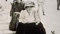 Gertrude Steinová (vepředu) se svou celoživotní přítelkyní Alicí Babette Toklasovou, jež proti ní působila útle a žensky