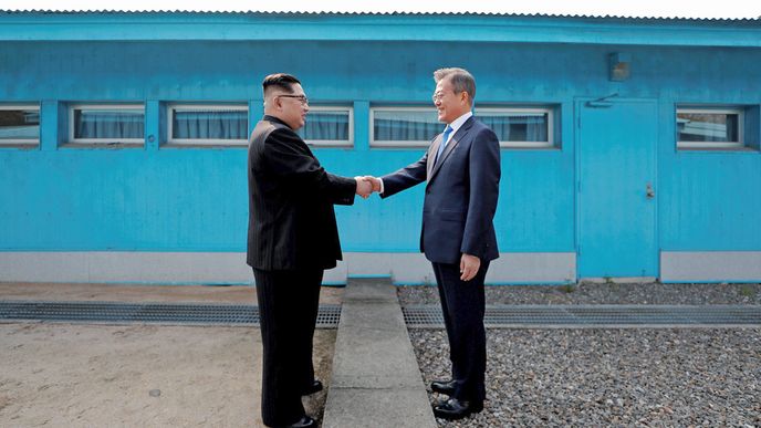 Kim Čong-un podává jihokorejskému prezidentovi Mun Če-inovi ruku na hranici obou zemí až dosud ve válečném stavu. Nobelova cena míru na obzoru? Pro diktátora a vraha Kim Čong-una určitě. 