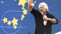Zakladatel vládní italské strany Hnutí pěti hvězd Beppo Grillo bývá někdy řazen mezi recesisty v politice