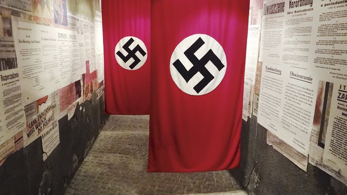 Vlajka s typickým hákovým křížem zdobila bývalou továrnu zachránce Židů Oskara Schindlera v Krakově, upravenou na muzeum