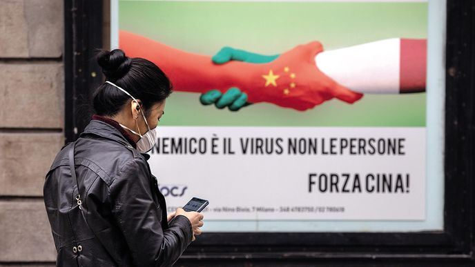 „Nepřítel je virus, ne lidé,“ hlásá plakát v italském Miláně, kde žije třicetitisícová čínská komunita