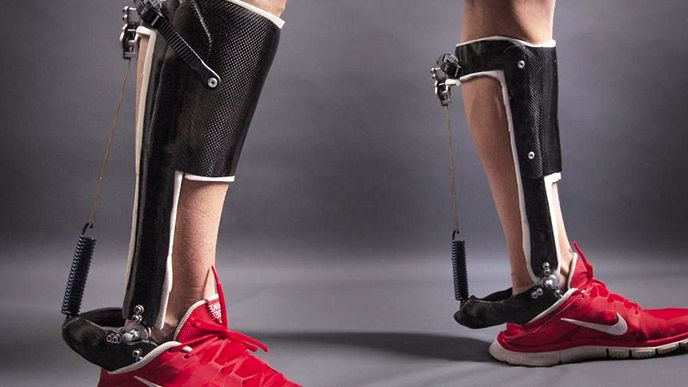 Exoskeleton ze Stanfordovy univerzity může i usnadnit pohyb starším lidem