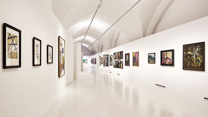 Pohled do výstavy  Malevič – Rodčenko – Kandinskij a ruská avantgarda v Konírně zámku v Hluboké nad Vltavou