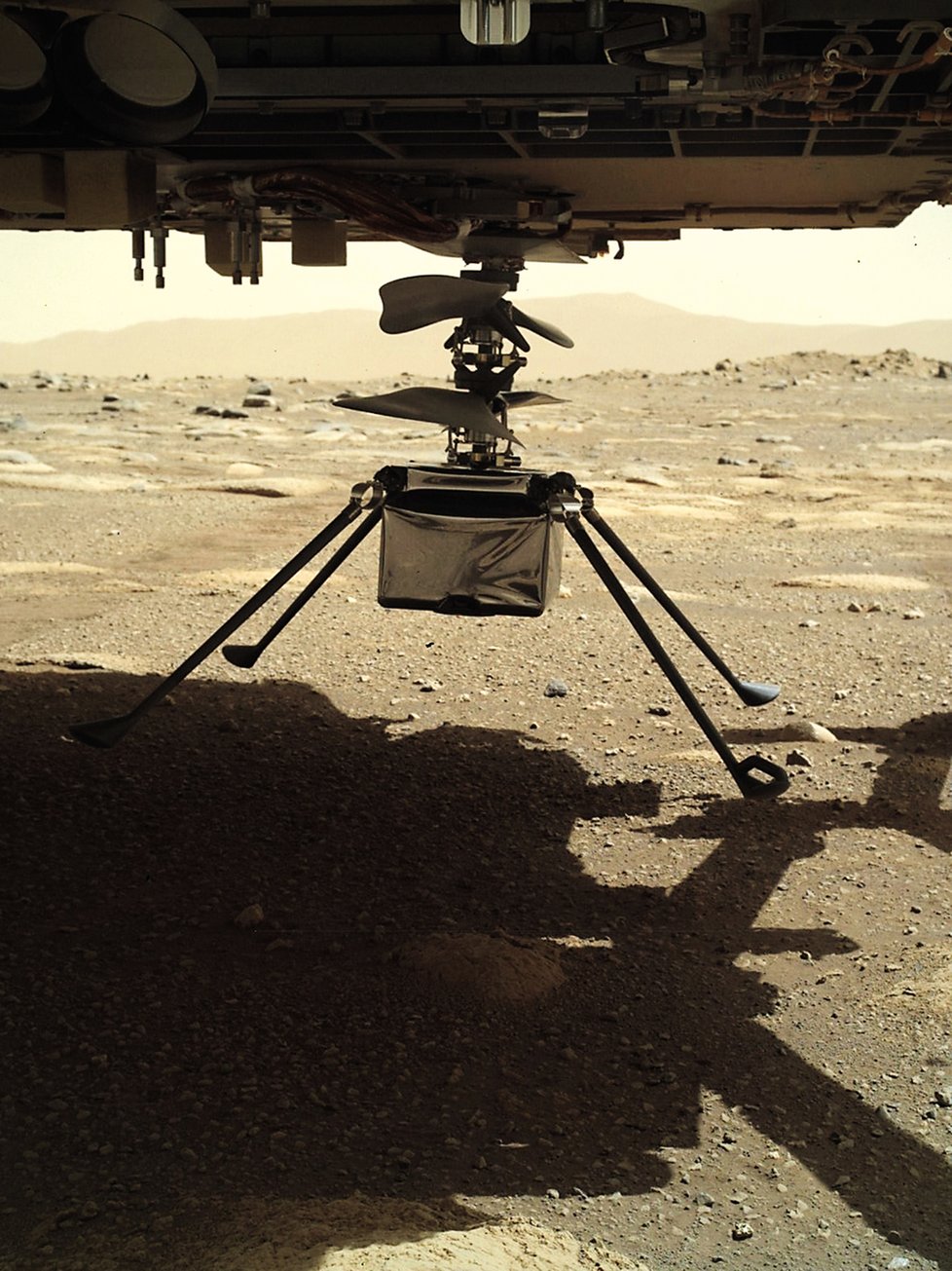 Rover Perseverance vysadil dron na&nbsp;povrch Marsu a popojel pár desítek metrů od&nbsp;něj, aby solární panely nabily akumulátory vrtul­níku