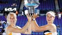 S deblovou spoluhráčkou Kateřinou Siniakovou (vlevo) ovládla Krejčíková kromě čtyř grandslamových turnajů ve čtyřhře i olympijský turnaj