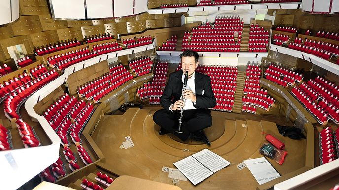 Klarinetista Daniel Svoboda byl prvním hudebníkem Janáčkovy filharmonie Ostrava, který si v modelu nové síně zahrál