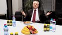 Ovoce, voda, džus – vzácné zátiší s českým prezidentským požitkářem
