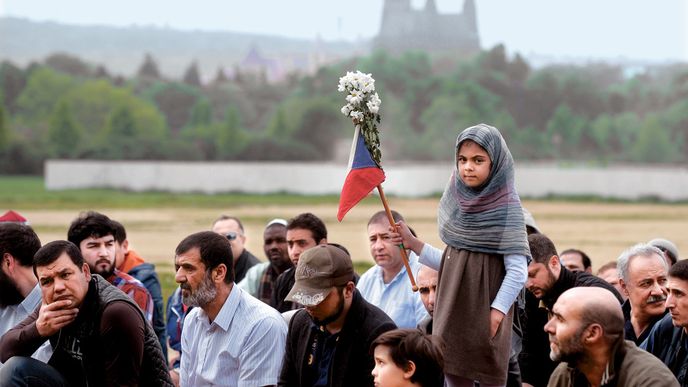Pátek 2. 5. 2014, Pražská Letná. Škoda jen, že náš společný svět křesťanů s muslimy není tak utěšený, jako ona holčička s kyticí a českou vlajkou.