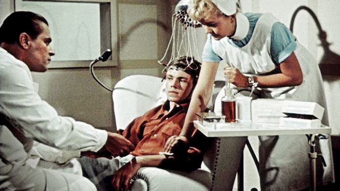 V dokumentárním snímku Hledá se toxin X (1962) pacienta, herce Petra Olivu, vyšetřuje dr. Stanislav Grof