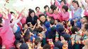 Severokorejské děti netuší, že vedle přehlídek a projevů lásky vůči vůdci existují i jiné, mnohem příjemnější životní radosti